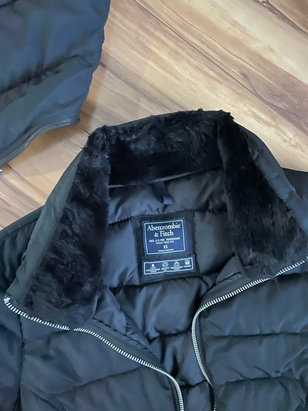 Abercrombie and Fitch Black Women's Quilted Puffer Jacket Faux Fur Collar XS - Picture 3 of 5